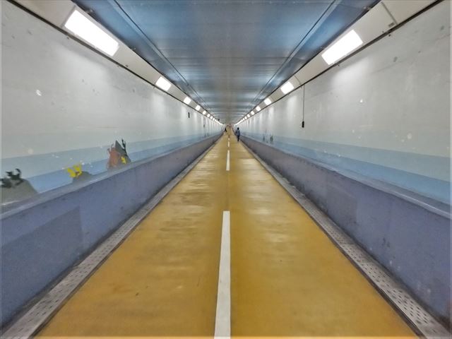 関門トンネル　人道　一直線
