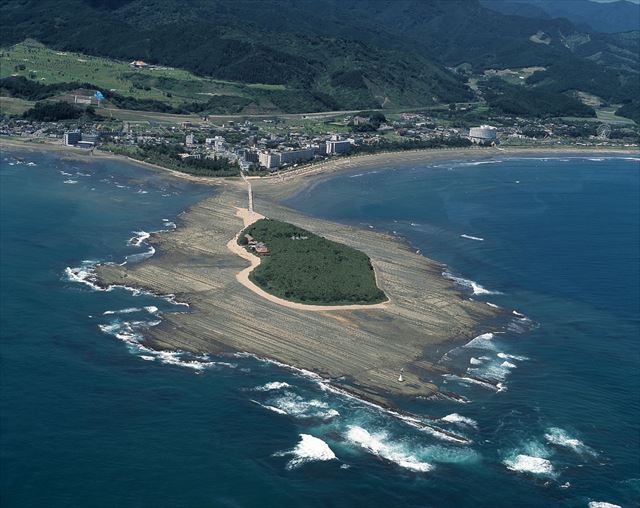 青島神社 貝で出来た島