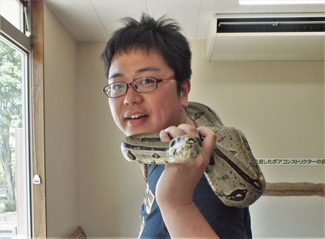 阿蘇　カドリードミニオン　蛇を首に巻いた