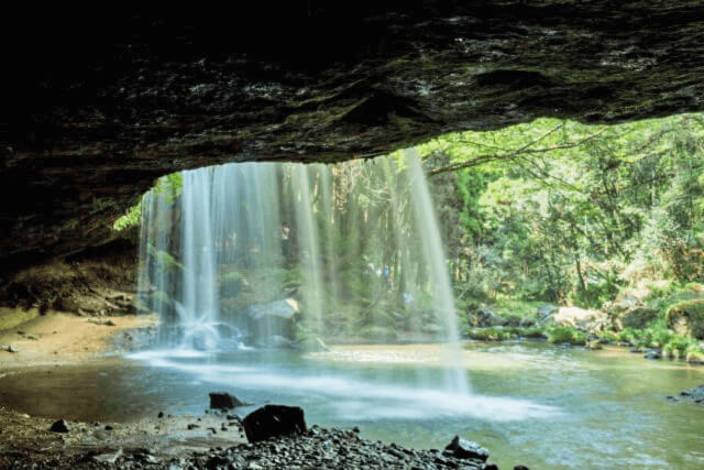 鍋ケ滝の裏側