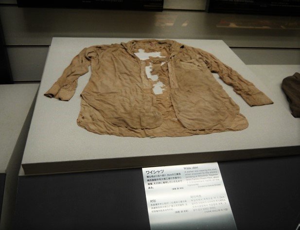 長崎原爆資料館　遺構　日用品　シャツ