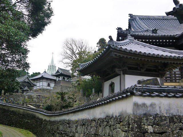 平戸　観光スポット　寺院と教会の見える風景
