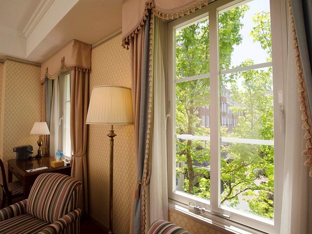 ウォーターマークホテル　客室から見える園内