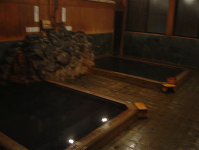 二月田温泉 殿様湯　湯舟には島津家の家紋入り