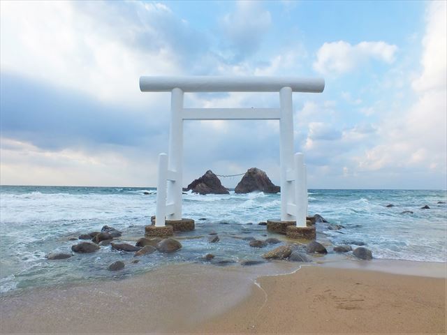 糸島　インスタ映え　白い鳥居
