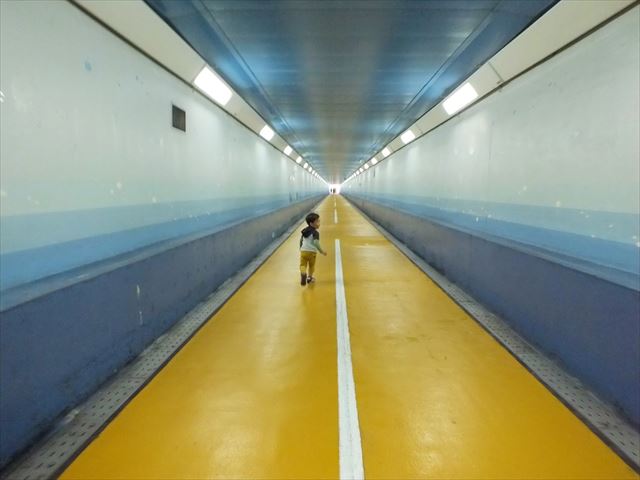 関門トンネル人道　子供　元気