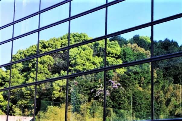 九州国立博物館　鏡張り　壁　新緑