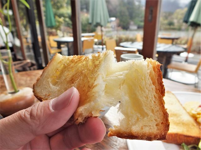 湯布院　金鱗湖　カフェ　朝食　Cafe La Ruche　デニッシュトーストをちぎったところ