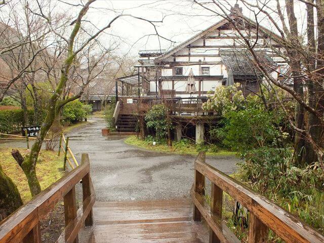 金鱗湖　湯布院　カフェ　茶房　天井棧敷　外観