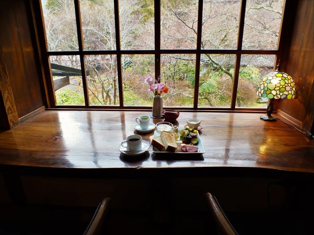 金鱗湖　カフェ　天井棧敷　朝食　窓辺の席