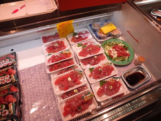 旦過市場　大學丼　まぐろ　刺身