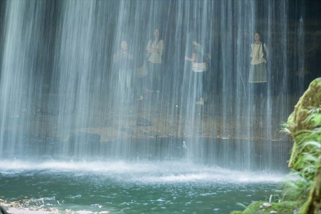 鍋ケ滝　裏側　人
