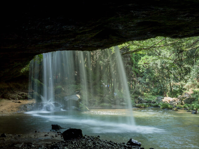 鍋ケ滝の見どころ・行き方｜お茶のCMで有名になった裏見の滝！