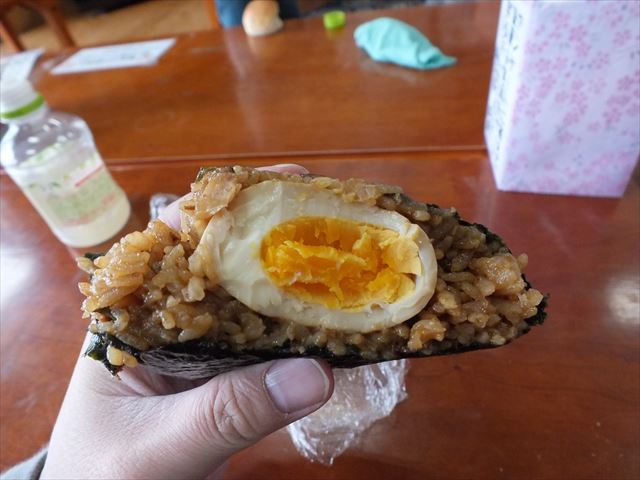 道の駅 阿蘇 馬玉おにぎり ぱっくり半分に割った所