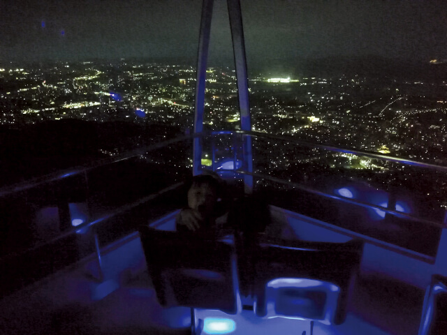 青い光につつまれる帰り道のスロープカー