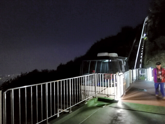 夜のスロープカー