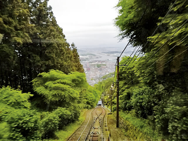 ケーブルカーから望める八幡の町並み