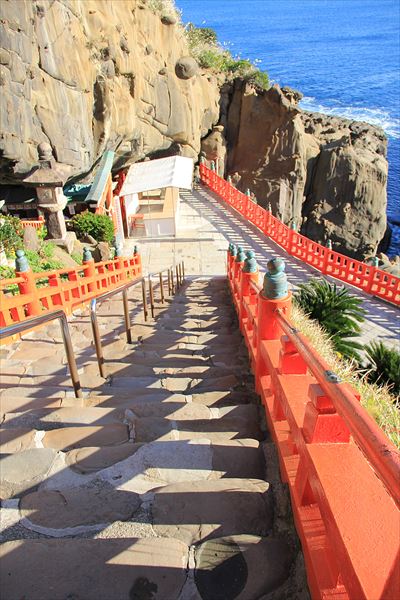 断崖絶壁に立つ神秘の神社「鵜戸神宮」の見どころ＆周辺おすすめランチ情報