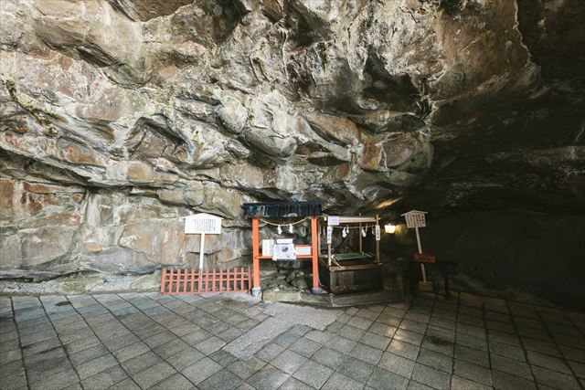鵜戸神宮　御乳岩